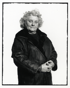 108346 Portret van een oudere vrouw met een leren patchwork-jas aan.